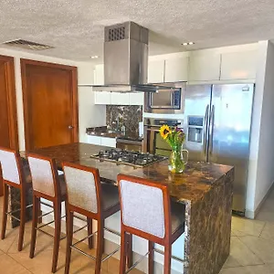 Apartment Amazing Views, Beachfront Grand Venetian 